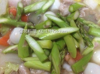 step8: 最後倒入蘆筍、香油拌炒數次即可