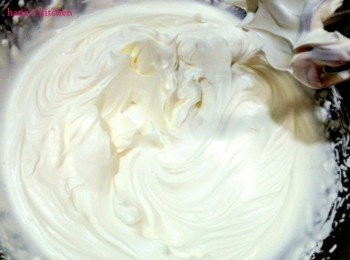 step11: 再烤的時候就可以來做<span class="group_2">奶油霜</span>.將鮮奶油加糖打發之後再加入白蘭地仔細拌勻就好.