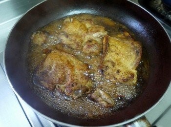 step3: 接著下雞腿排，用中小火熬煮至收汁(一定要收汁才好吃)