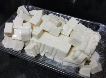 step3: 豆腐切粒，建議買盒裝豆腐，因比較幼滑，同沒有板豆腐的酸味，因板豆腐好容易變，如果買豆腐的地方，擺放處理得不好會有酸味