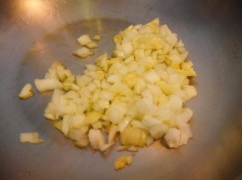 step2: *熱油拌炒洋蔥大蒜末~至半熟透香氣出 *熱鍋煮義大利麵至九分熟~