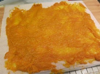 step2: - 鋪好焗爐紙，把肉放在焗爐紙上堆開成薄薄一層