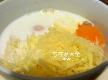 step2: 蛋黃、芝士及忌廉拌勻備用