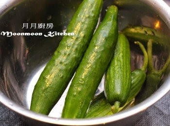step1: 青瓜洗淨，橫切厚片。