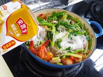 step4: 將雞湯及<span class="group_2">調味料</span>倒入鍋中，煮沸後加入浸軟的粉絲。