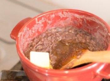 step14: 一直攪拌避免燒焦，直至厚身漿狀狀態加入麥芽糖及牛油，繼續攪拌