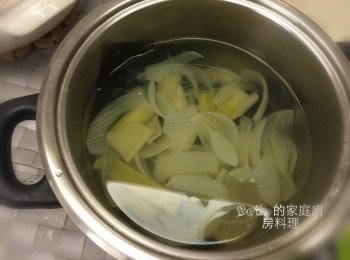 step7: 洋蔥昆布高湯：昆布20公分，廚房紙巾沾濕輕輕擦昆布，將昆布泡冷水1小時後，與切塊的洋蔥一顆、芹菜兩根，一起加入1400cc的水煮沸即可