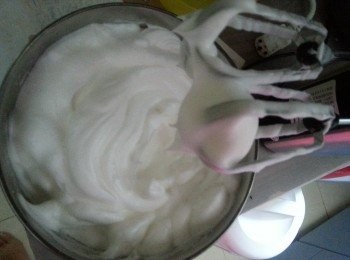 step11: 再分2-3次加入糖霜轉高速打到蛋白企身,提起打蛋機蛋白會出現尖角即可