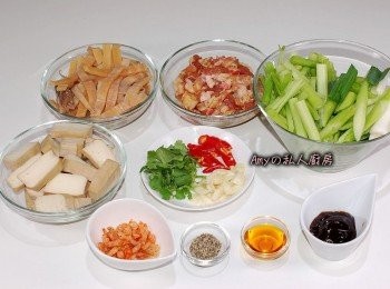 step1: 準備所有<span class="group_1">食材</span>。將乾魷魚浸泡在水裡(加適量的鹽)1~2小時再切成段狀,豆乾切片,五花肉切成肉絲,西洋芹或芹菜和青蔥切成段狀,蝦米浸泡十分鐘備用