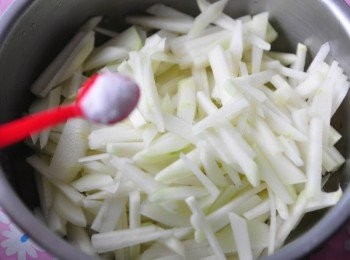 step2: 先將大頭菜刨皮再切成細絲，加入鹽巴後醃漬約15分鐘，讓水分釋出瀝掉