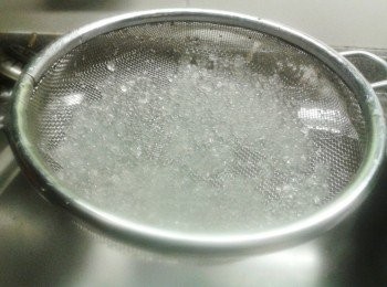 step1: 先煮沸一鍋水，用中火煮西米12分鐘，會看到西米呈白色點，關火，蓋上鍋蓋焗西米10分鐘。再將西米倒入篩內，用水沖西米以防西米黏在一起，瀝乾水份備用