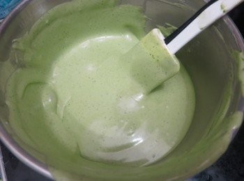 step14: 之後先從雪櫃拿出慕絲蛋糕模，先將三分之一的抹茶白巧克力慕絲糊倒入，入雪櫃15分鐘至表面乾身
再拿出來放上一片蛋糕後，再倒入三分之一的抹茶白巧克力慕絲糊，再入雪櫃15分鐘至表面乾身
最後重覆一次拿出來放上另一片蛋糕後，再倒入餘下的抹茶白巧克力慕絲糊，入雪櫃雪4小時至完全凝固後，用風筒吹暖慕絲模的四邊，再緩緩脫模