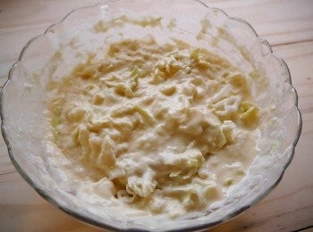 step1: *高麗菜切絲或切塊皆可~花枝洗淨切絲~
*蝦仁剝殼去腸泥洗淨~(媽咪是買鮮蝦再自己處理剝殼唷~感覺吃得比較安心~)
*將蛋，麵粉，水，鰹魚粉，鹽拌勻後加入高麗菜拌勻~<span class="group_2">麵糊</span>是不會流動的濃稠狀態~(<span class="group_2">麵糊</span>勿攪拌太久，以免麵粉出筋口感變硬)