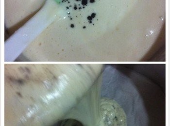 step4: 最後加入壓碎了的Oreo餅乾碎，輕輕拌勻。模型底部鋪上烘培紙，將麵糊倒入，表面擺上幾片Oreo餅乾做裝飾即可。