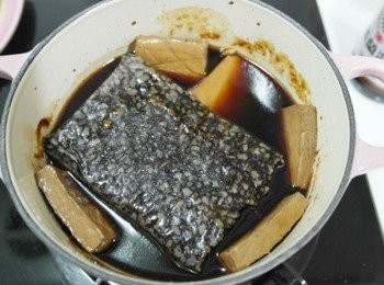 step4: 放入米血和豆乾~~ 小火煮滾後倒入1杯水蓋上鍋蓋悶煮約10-15分鐘即可^^ 想要更入味可以悶久一點喔!!! 接著切成適當大小淋上醬油膏撒上蔥花上桌~~