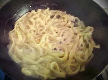 step1: 把自製九層塔麵,下鍋煮熟後放入蛤蜊及九層塔拌炒灑上起司粉,簡單的美味,就是好滋味