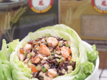 step10: 吃之前用生菜葉包著餡料即成。