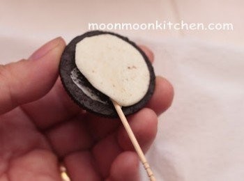 step1: Oreo餅先用牙籤挑去中間白色cream。