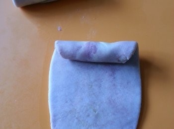 step5: 用木棍係搓圓既麵團係中間向上下推開,之後再用手由上至下捲起後,待粉團休息15分鐘.