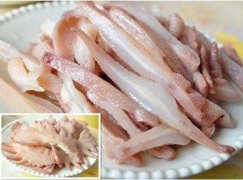 step2: 買好現成的鹽水雞冠，切成細長片狀，其實雞冠的口感跟豬耳朵有像喔!