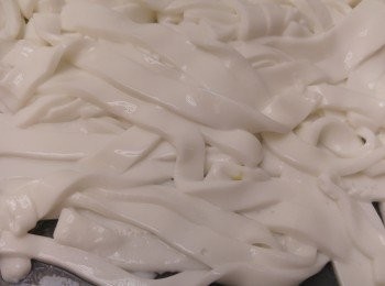 step4: 臨食前將蒟蒻果凍切成河粉闊度。