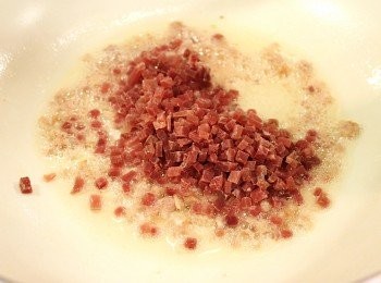 step5: 之後倒入金華火腿拌炒