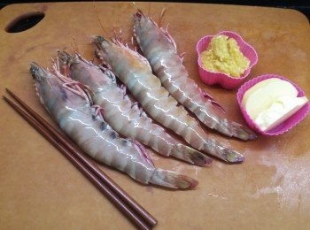 step1: 虎蝦解凍後，剪去觸蘇，蝦腳