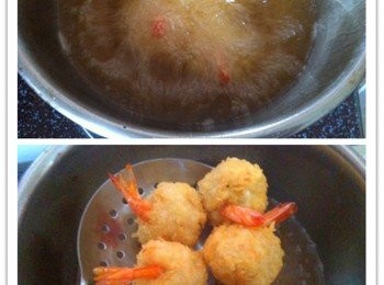 step2: 將起司切成小方塊，取出一匙混合好的鮮蝦泥，用拇指在鮮蝦泥中央輕輕壓扁，然後取出數片切好的起司放在鮮蝦泥中間，在表面再加入少許     鮮蝦泥把它搓成圓形。