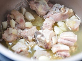 step5: 燉煮結束後會跳到保溫鍵進行保溫，約5分鐘後再取消保溫鍵開蓋，就有蒜香味四溢的雞肉塊