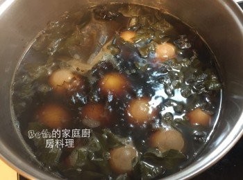 step5: 將水煮蛋放回鍋中中火煮15分鐘，轉小火煮40分鐘，浸泡10-12小時；隔天再煮開10分鐘，浸泡數小時即可