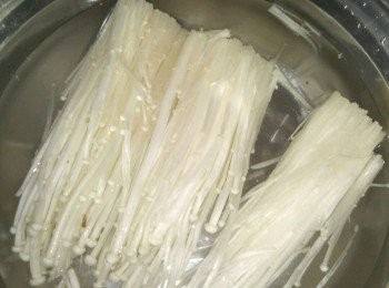 step1: 金針菇洗好，並拆成一縷一縷的，肥牛從冰箱拿出來解凍