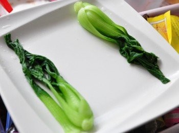 step4: 另外將清江菜滾水川燙後撈起擺置兩邊待涼