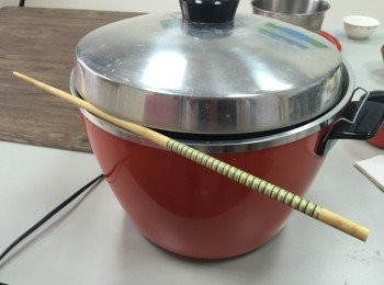 step7: 放入電鍋，外鍋放1杯水，鍋蓋緣夾筷子蒸煮至開關跳起。