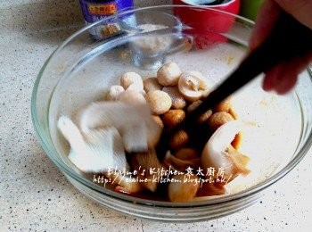 step8: 煮魷魚期間將魚蛋及牛栢葉放入醃魷魚的<span class="group_2">醃料</span>內拌勻靜待10分鐘