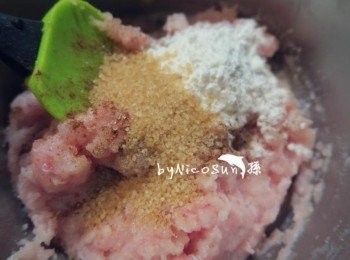 step4: 加入1半的冰水及太白粉.糖.胡椒粉拌勻.再用攪拌機5分鐘