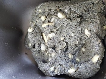 step4: 攪拌完成後拿出麵糰。