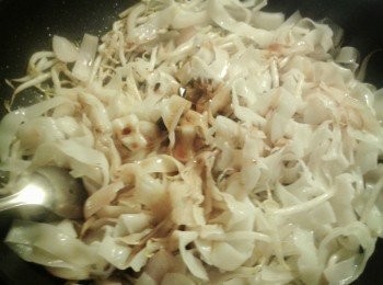 step3: 加河粉及醬料，拌炒均勻至河粉變軟