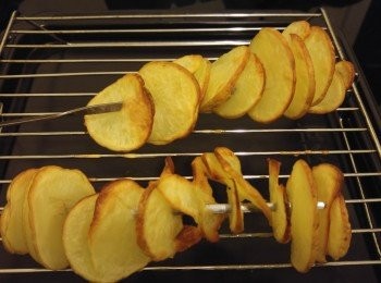 step3: 焗爐預設250度焗十五分鐘後,將焗盆位置轉一轉再焗十分鐘,如未脆請慢慢加分鐘,例如四分鐘望一望。食前加少許鹽更加好味。