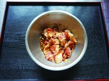 step2: 切成後0.2cm 的薄肉片，放入缽盆裡和<span class="group_2">醃料</span>拌勻醃30 分鐘