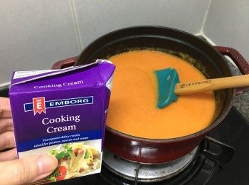 step13: 最後加入少許忌廉 (視乎個人口味) 也可以隨意加入海鹽及黑胡椒碎