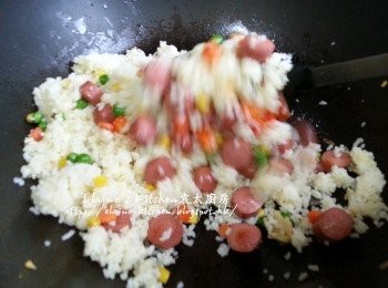 step8: 再加入之前炒好的飯拌勻 , 用中火慢慢炒至乾身不沾鑊
