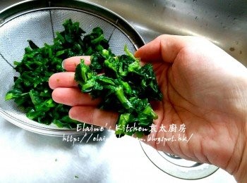 step5: 盛起切碎及渣乾水份