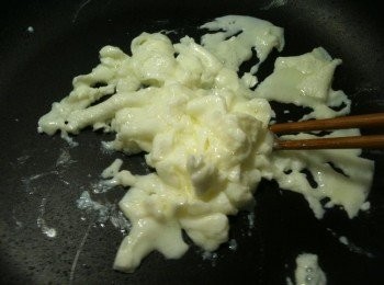 step6: 蛋液快凝固時，用筷子稍微撥動一下，使蛋白形成小塊狀。