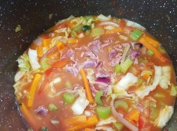 step4: 加入滾水大半煲，要蓋過所有材料。
再加入牛肉。