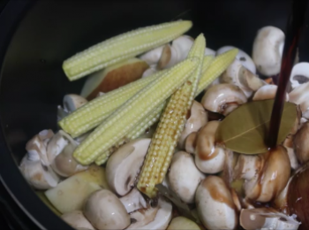 step4: 隨後再加入蘋果ˊ蘑菇ˊ玉米筍ˊ月桂葉ˊ
並加入酌量海鹽和綜合香料，然後添入紅酒
蓋好鍋蓋關蓋鎖，用自動功能鍵"燉肉"
依喜好口感做好設定，
讓微電腦壓力萬用鍋自動完成燉煮