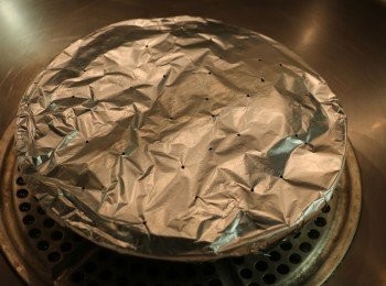 step7: 然後用錫紙覆蓋，並在錫紙上用牙籤刺穿幾個小孔。放入蒸鍋中，以中火蒸40分鐘。