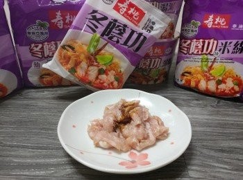 step2: 豬頸肉切薄片， 用<span class="group_2">醃料</span>撈勻（生油最後才下）， 醃最少30分鐘備用