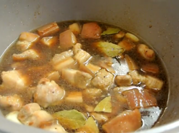 step2: 豬肉煎至金黃後落拍扁的蒜頭炒2-3分鐘, 落白醋, 生抽, 黑胡椒粉, 滾水, brown sugar, 煮滾後蓋上上轉用細火煮1-2小時 ( 按個人對肉質的喜好而定 )