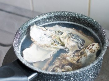 step6: 以同一鍋水，開中大火，把蠔殼放入煮約 5 分鐘後撈起，以飲用水沖走雜質。