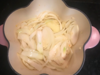step2: 加入洋蔥煮至軟身。